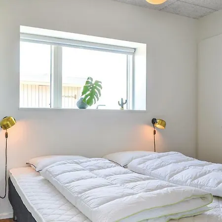 Three-bedroom Holiday In Hvide Sande